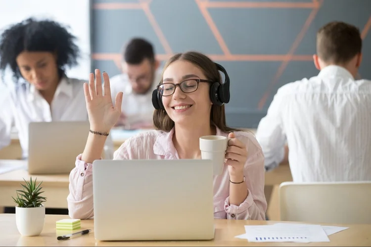 Ouvir música: muitos não usam os fones de ouvido para ouvir música ou podcasts (fizkes/Getty Images)