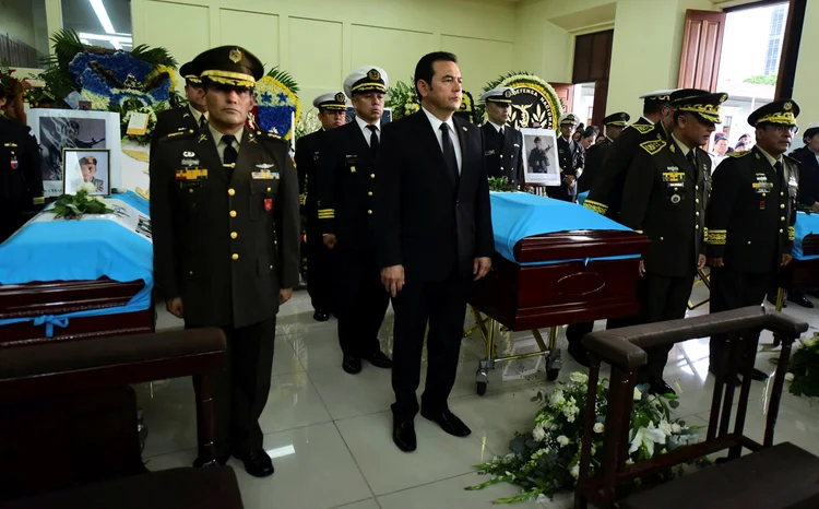 Presidente Jimmy Morales participa de uma homenagem aos soldados mortos por traficantes: estado de sítio durará ao menos 30 dias (Guatemalan Presidency/Handout/Reuters)