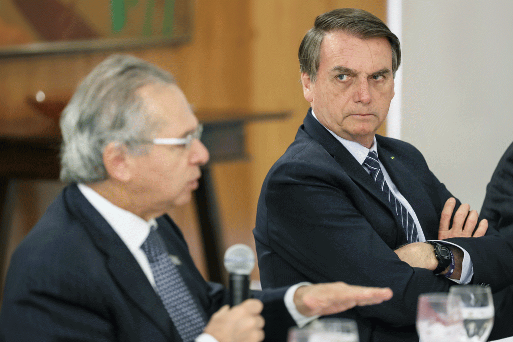 Bolsonaro elogia Guedes e diz ser feliz em "casamento" com o ministro