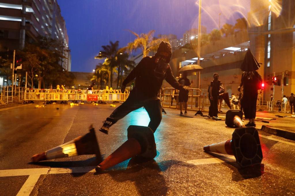 Manifestantes entram em confronto no 15º sábado de protestos em Hong Kong