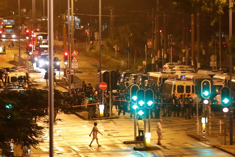 Hong Kong: vídeos publicados nas redes sociais mostram o grupo de homens atacando jovens com socos e chutes, enquanto manifestantes fogem com medo (Amr Abdallah Dalsh/Reuters)