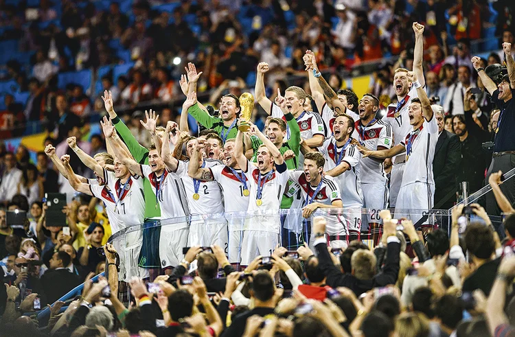 Time da Alemanha comemora a conquista da Copa de 2014: a maioria dos jogadores só se tornou profissional após os 22 anos de idade (Matthias Hangst/Getty Images)