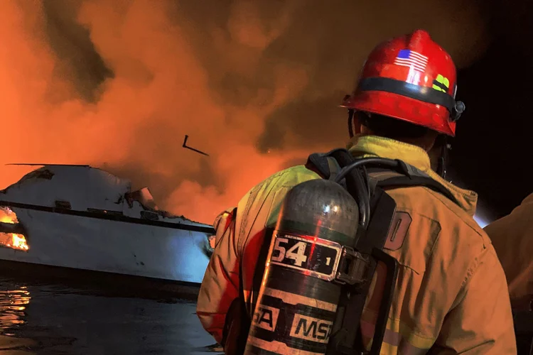 BOMBEIRO NA CALIFÓRNIA: "Por enquanto, só recuperamos quatro corpos, mas localizamos outro quatro falecidos no fundo do mar", disse o xerife de Santa Bárbara, Bill Brown (Ventura County Fire Department/Reuters)