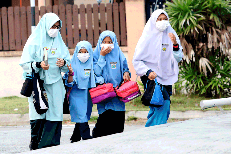 Incêndios na Indonésia: crianças na Malásia precisam estudar com máscaras de proteção por causa das queimadas (Anadolu Agency / Colaborador/Getty Images)