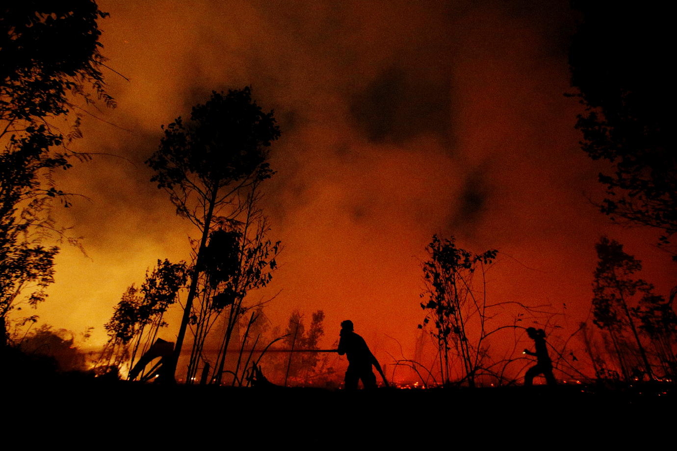 Queimadas provocam nuvem de fumaça e céu fica vermelho na Indonésia