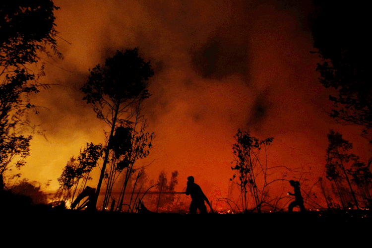 Indonésia: nuvem de fumaça provocada pelos incêndios florestais pintou de vermelho nesta segunda-feira (Willy Kurniawan/Reuters)