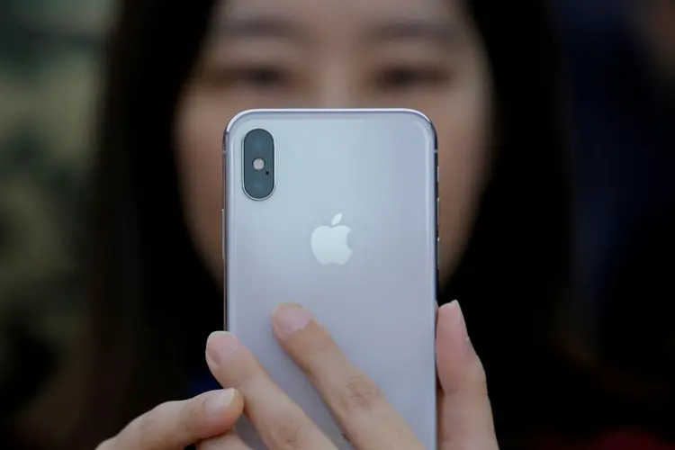 Número total de celulares vendidos no mundo caiu pela primeira vez na história em 2018, e a Apple acompanhou a queda (Thomas Peter/Reuters)