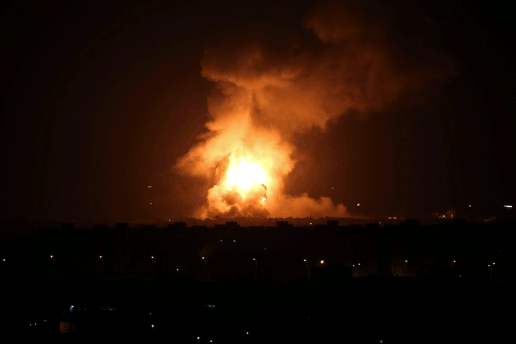 Israel: aviões israelenses atacaram alvos em Gaza em retaliação aos disparos de foguetes contra Israel na noite anterior (Ibraheem Abu Mustafa/Reuters)