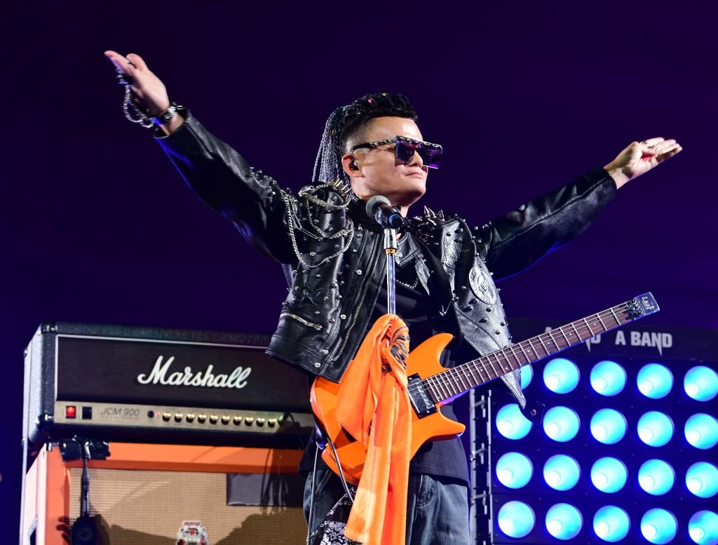 Jack Ma se veste de rock star em despedida da Alibaba -- veja fotos