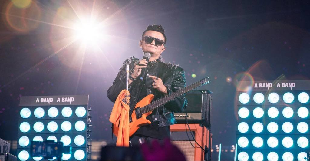 Performance no palco: Jack Ma, conhecido por fantasias em festas da Alibaba, se vestiu de rock star e cantou para funcionários e convidados na sua despedida em 2019 (Stringer/Reuters)