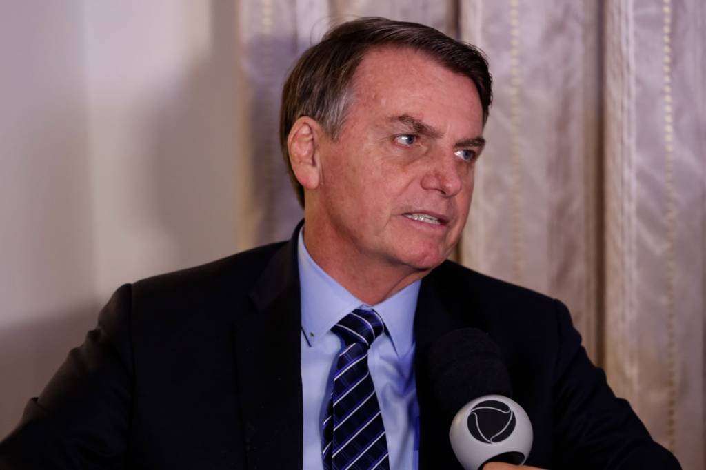 Bolsonaro diz que não pode trocar líder no Senado por operação da PF