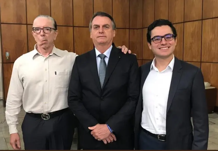 Presidente Jair Bolsonaro postou foto em sua conta do Twitter com médicos (Twitter Jair Bolsonaro/Reprodução)