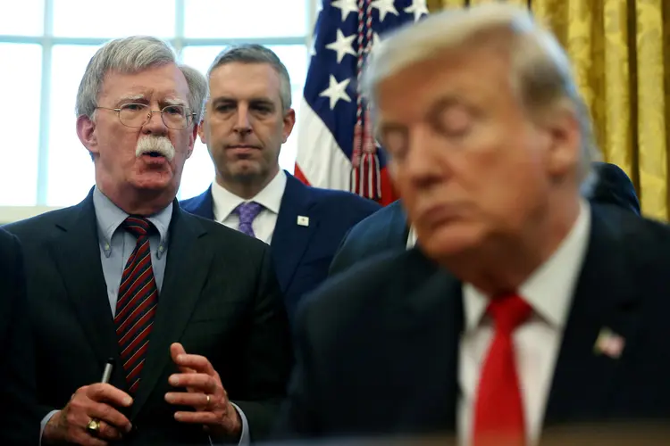 John Bolton e Donald Trump: ex-conselheiro da Casa Branca se tornou peça chave nas investigações sobre o presidente norte-americano (Leah Millis/File Photo/Reuters)