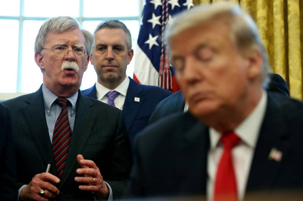 Trump nega falado com John Bolton sobre ajuda militar à Ucrânia
