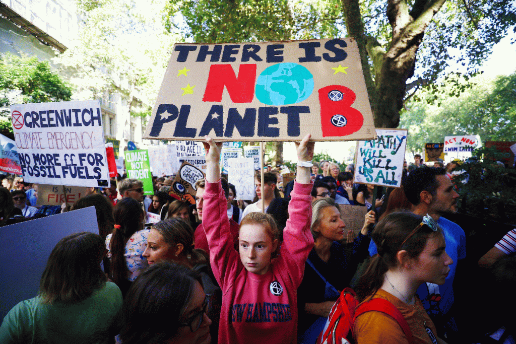 Na ONU, 5 mil jovens protestam por "justiça climática" e mudança política