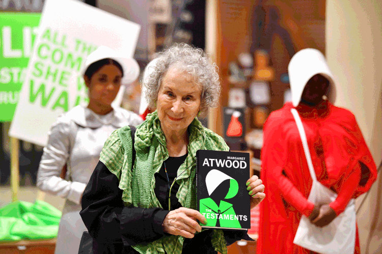 Margaret Atwood: escritora de O Conto da Aia venceu o Booker Prize junto de Bernardine Evaristo (Dylan Martinez/Reuters)