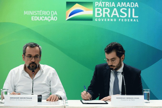 Deputados debatem situação das bolsas de pesquisa no Brasil