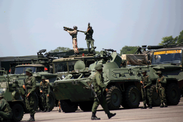 Militares: Exército venezuelano foi enviado à fronteira com a Colômbia (Carlos Eduardo Ramirez/Reuters)