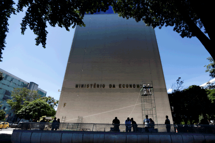 Ministério da Economia: governo quebra a cabeça para conseguir uma fonte de recursos capaz de compensar a chamada desoneração da folha (Adriano Machado/Reuters)