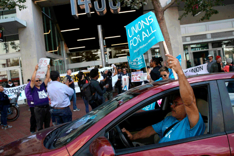 Motoristas: trabalhadores de aplicativos processam em frente à Sede da Uber em Nova York (Foto/AFP)