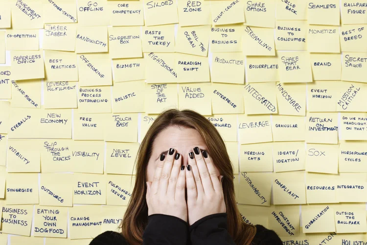 Executivos reconhecem que longas jornadas de trabalho na pandemia contribuíram para quiet quitting  (foto/Getty Images)