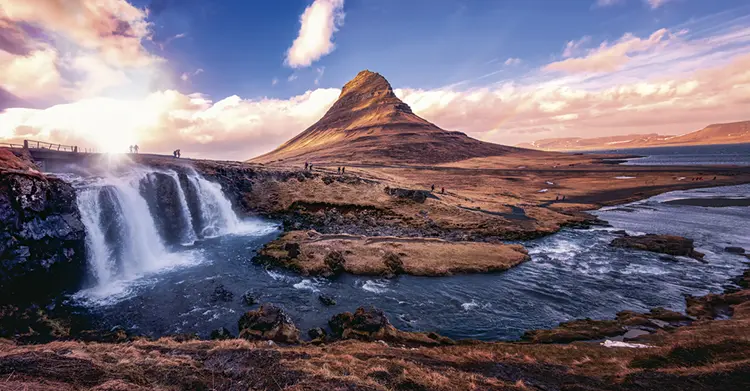 Montanha Kirkjufell, na Islandia: país lidera 'ranking da paz'  (Getty Images)