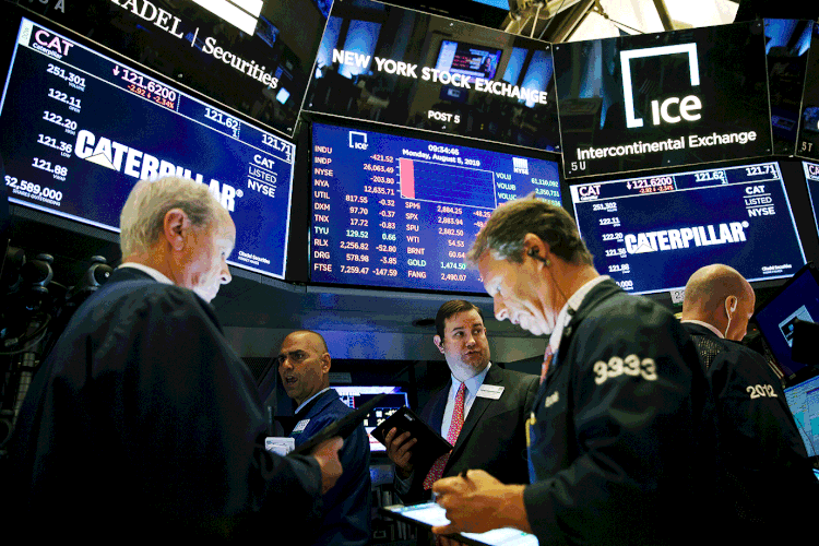 Traders na Bolsa de Nova York: ações podem subir apesar do início do ciclo de aperto monetário | Foto: Michael Nagle/Bloomberg (Michael Nagle/Bloomberg)
