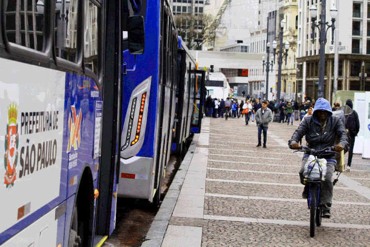 Ônibus em São Paulo: frota é de 13 mil veículos. (Fabio Vieira/Getty Images)