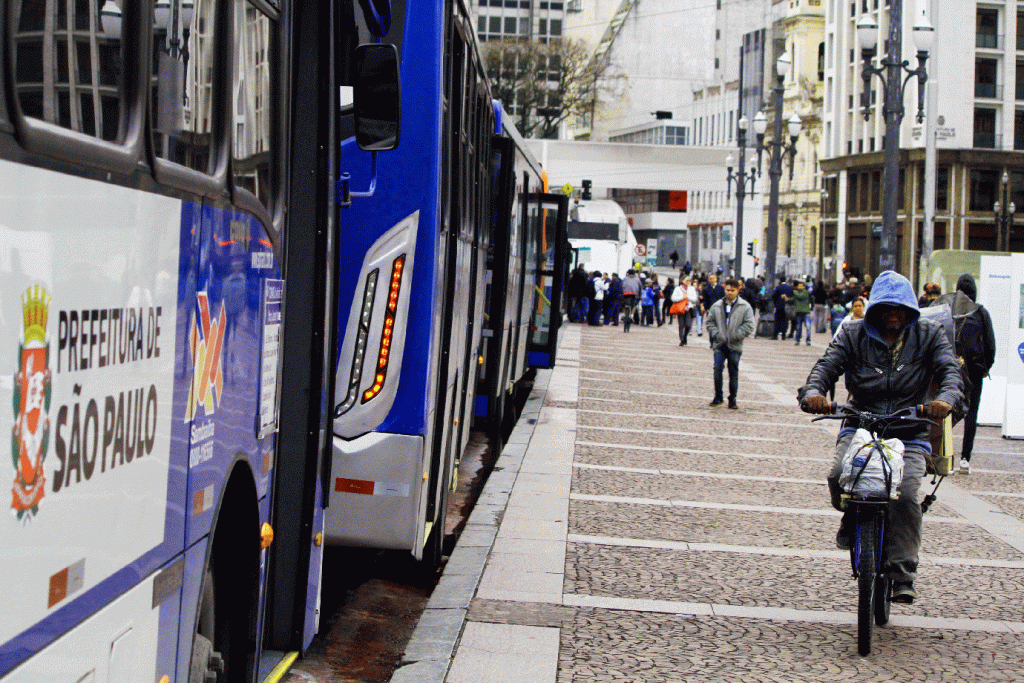 Ônibus em São Paulo: frota é de 13 mil veículos. (Fabio Vieira/Getty Images)