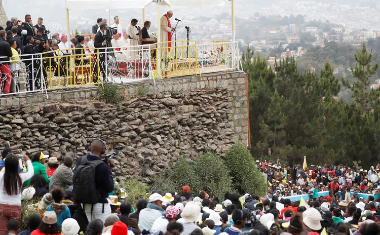 Papa reza para trabalhadores em Mahatzana: papa falou sobre a enorme diferença entre os que têm e os que não têm no continente (Yara Nardi/Reuters)