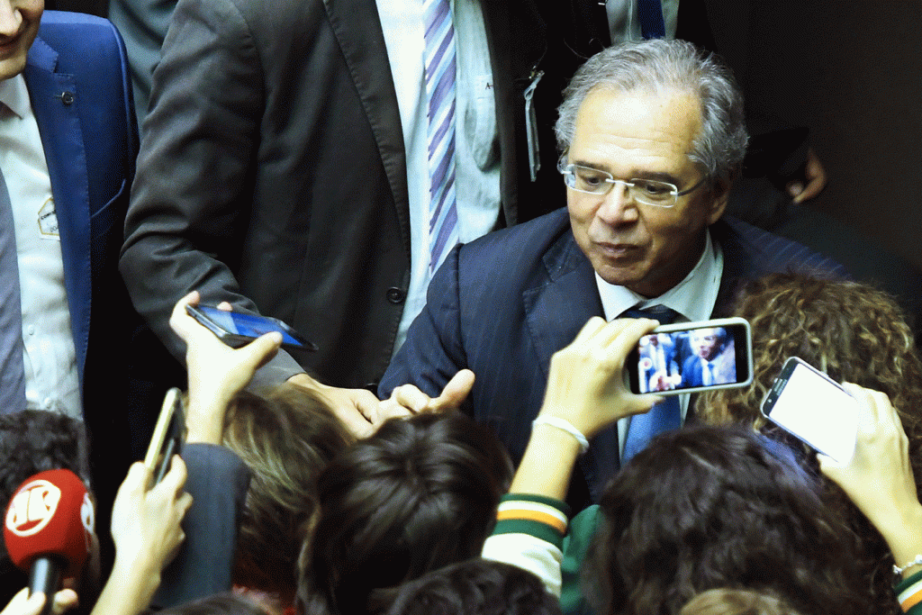 Guedes é escolhido por revista como melhor ministro da Economia da região
