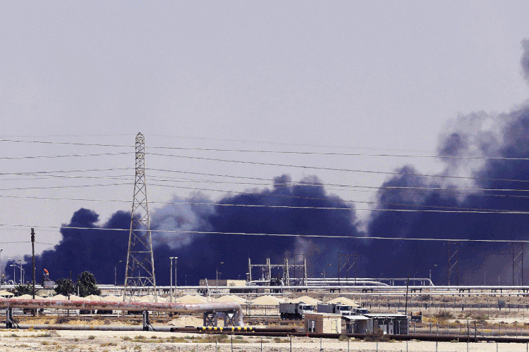Arábia Saudita: ataques a instalações petrolíferas sauditas destruíram metade da produção (Stringer/Reuters)