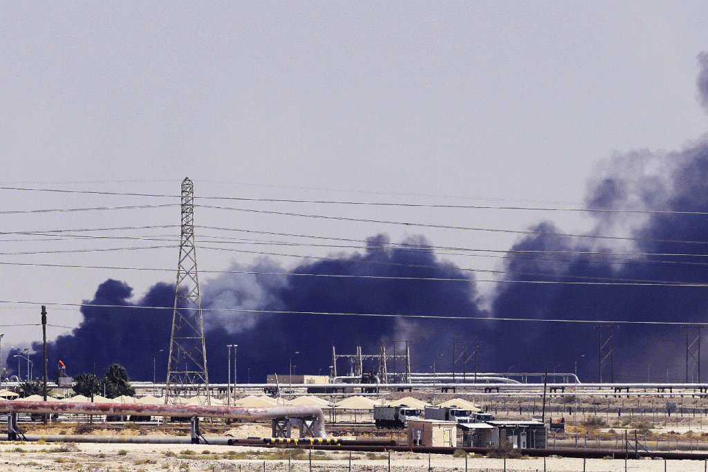 Arábia Saudita ataca rebeldes do Iêmen que teriam bombardeado refinarias