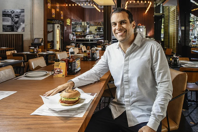 Marcos Leta, fundador da Fazenda Futuro: carne moída, almôndega e salsicha à base de plantas estão a caminho de restaurantes e supermercados (Germano Lüders/Exame)