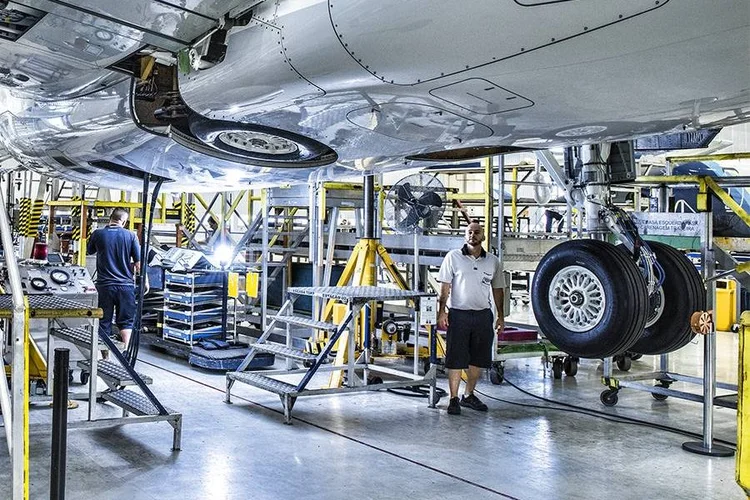 Fábrica da Embraer, em São José dos Campos: a brasileira vendeu à americana unidade de aviões comerciais regionais, ficando com jatos executivos e militares (Germano Lüders/Exame)