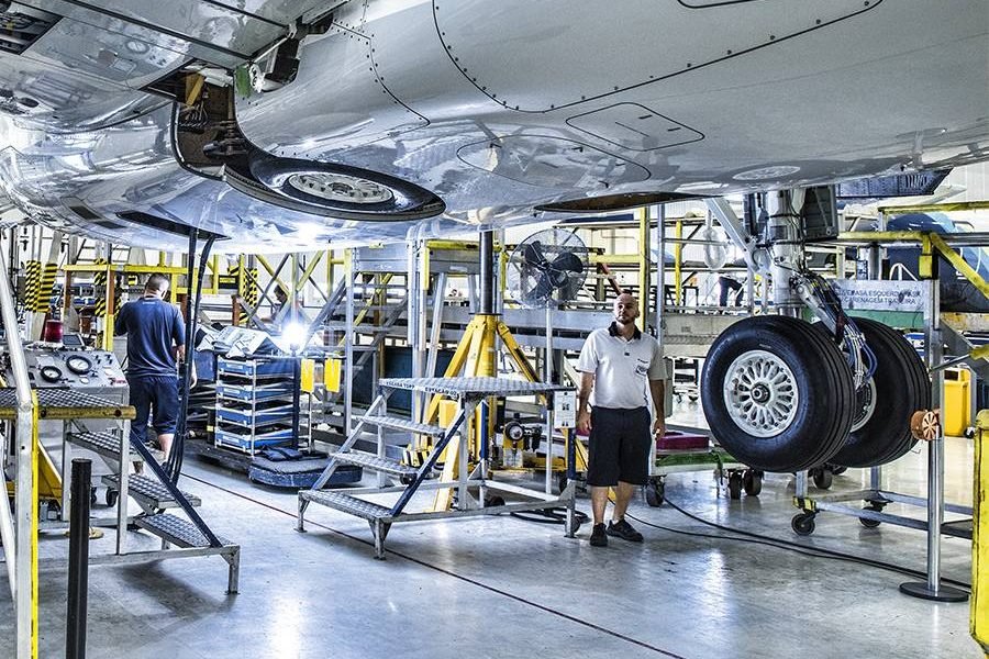 Fábrica da Embraer em São José dos Campos: Boeing diz que a brasileira não cumpriu as condições para a efetivação do negócio (Germano Lüders/Exame)