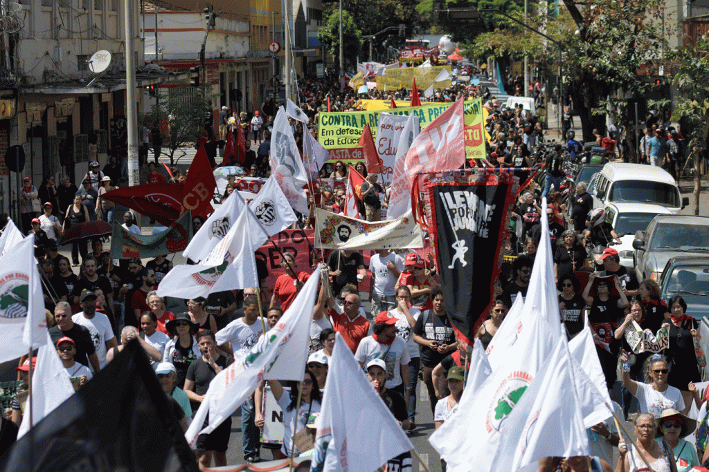 Manifestações contra Bolsonaro ocupam ruas no 7 de setembro