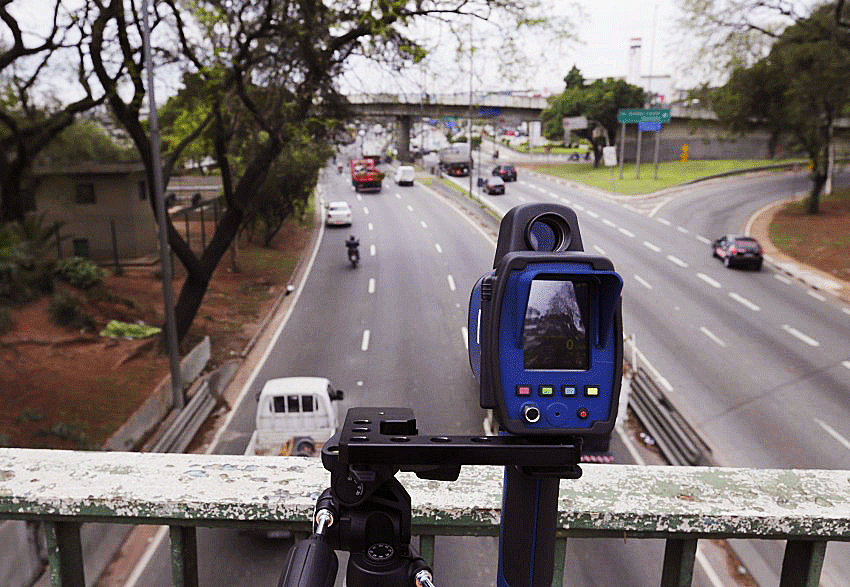 Bolsonaro determina que AGU recorra de decisão sobre volta dos radares