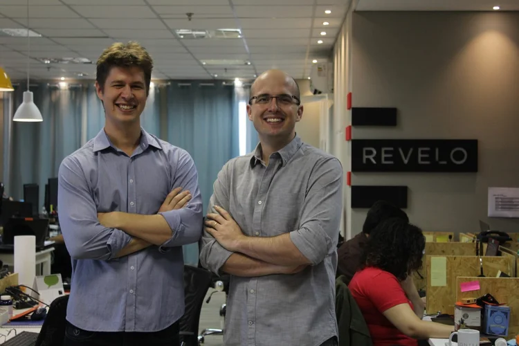 Lachlan de Crespigny e Lucas Mendes, sócios da Revelo: três mil empresas atendidas pela HR Tech (Revelo/Divulgação)