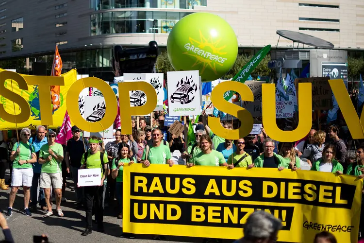 Protestos: entre 15.000 e 25.000 manifestantes, segundo a Polícia e os organizadores, pediram uma "revolução dos transportes" (picture alliance/Getty Images)