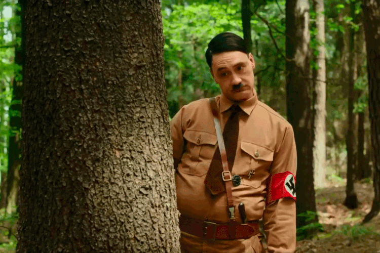 Jojo Rabbit: Waititi disse que a princípio não queria interpretar Hitler e que ficou envergonhado por ter que se vestir como ele (Trailer Jojo Rabbit/Reprodução)