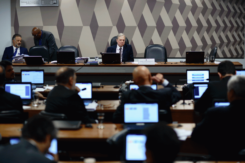 Senado começa sessão da CCJ para votar reforma da Previdência