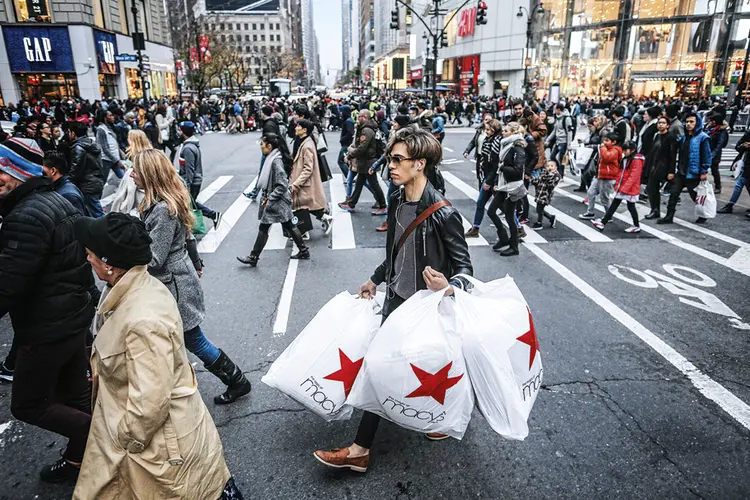Consumidores em Nova York: sinais podem alimentar ainda mais os temores do mercado financeiro sobre uma desaceleração mais acentuada do crescimento econômico (Munoz Alvarez/Getty Images)