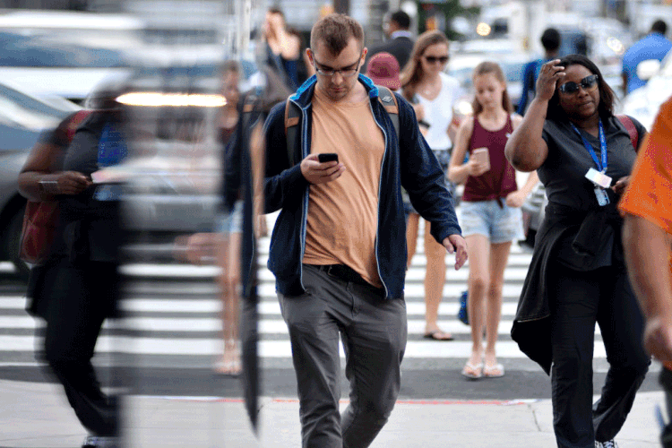 Em um mundo digital, as escolhas se tornam mais eficientes, mas a espontaneidade das experiências do dia a dia parece estar em risco. (Bastiaan Slabbers/NurPhoto/Getty Images)