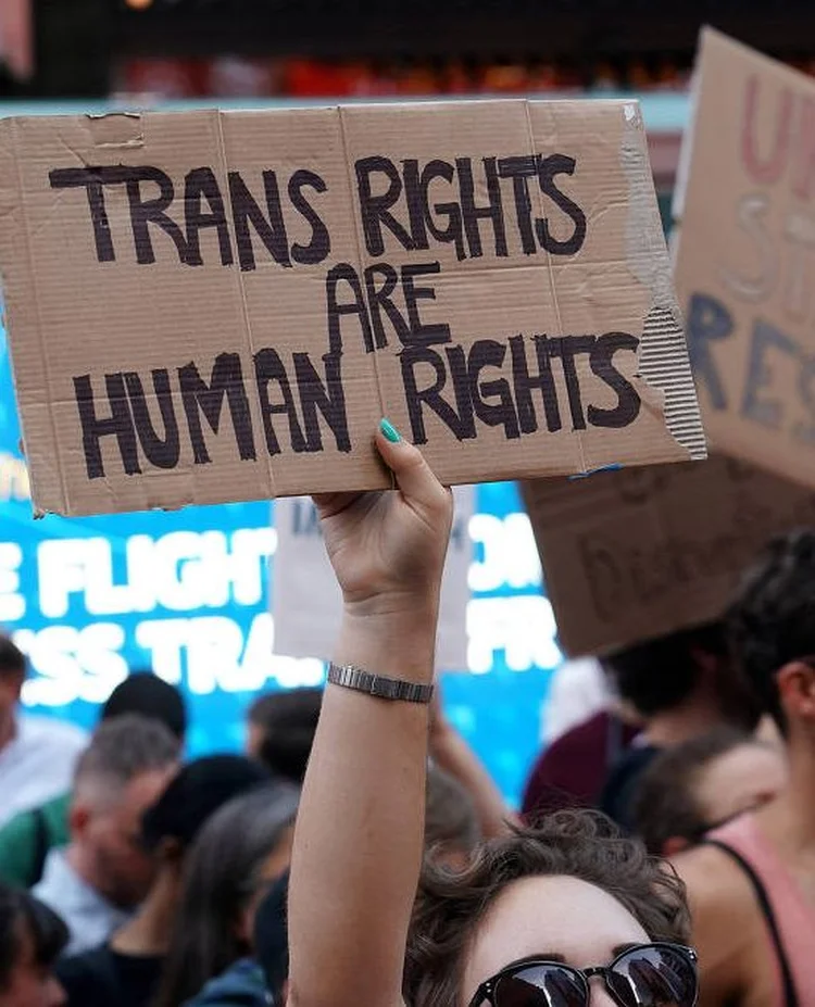 Protesto em Nova York por proibição de transexuais nas forças armadas: grupo é umas minorias mais discriminadas no mundo (Carlo Allegri/Reuters)