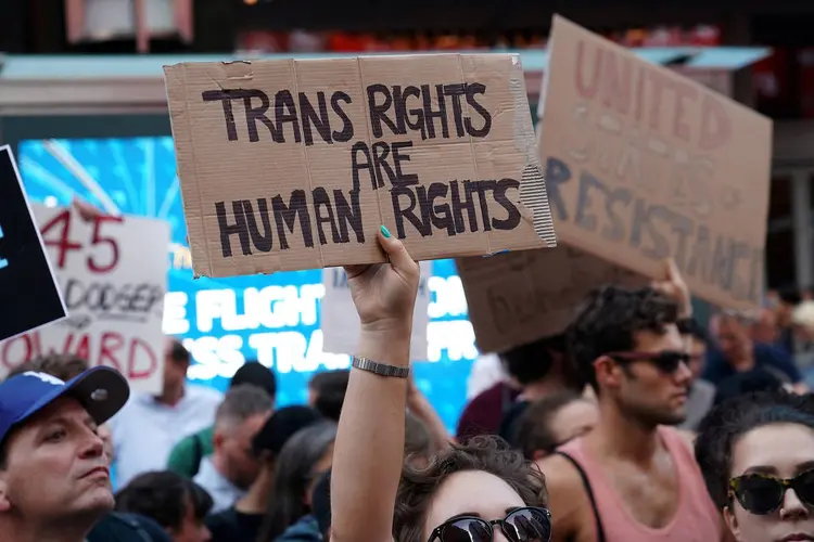 Protesto em Nova York por proibição de transexuais nas forças armadas: grupo é umas minorias mais discriminadas no mundo (Carlo Allegri/Reuters)