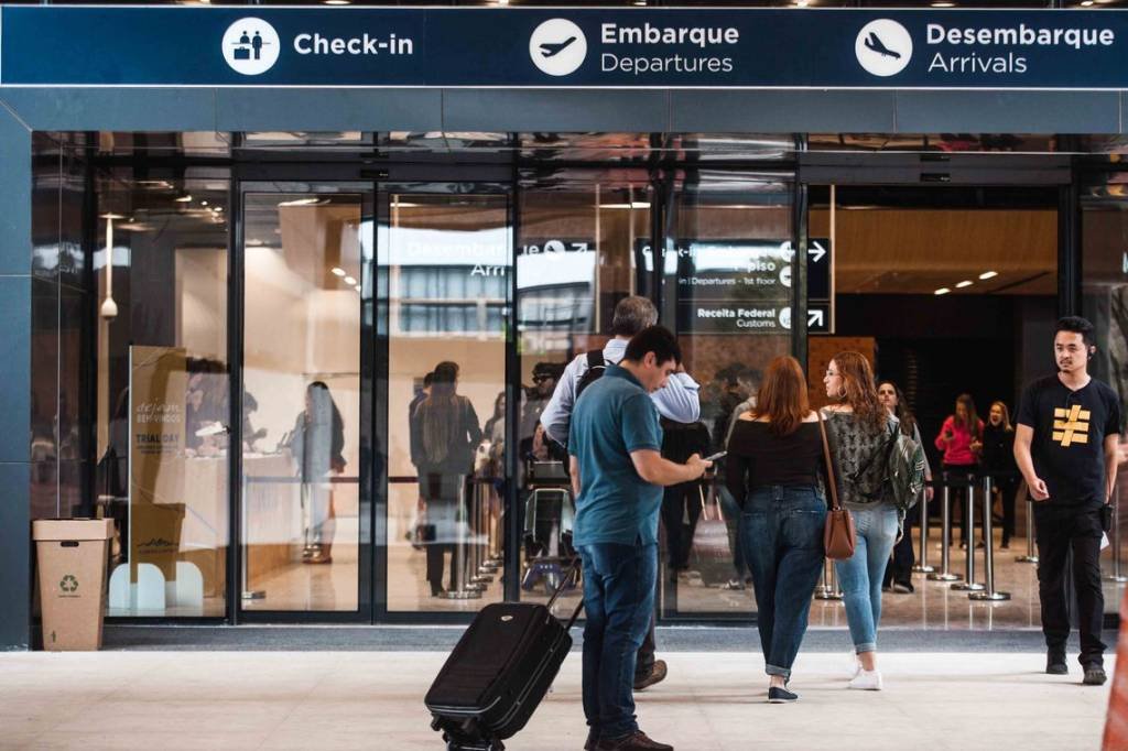 Aeroporto de Florianópolis é reaberto após 24 horas fechado