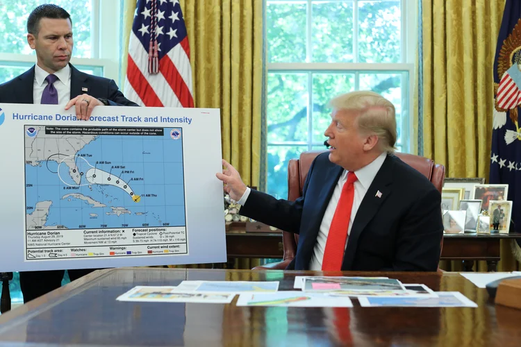 DONALD TRUMP: se recusando a admitir que estava errado sobre a trajetória do furacão Dorian, o presidente apareceu na TV com um mapa parecia ter sido modificado para incluir o Alabama na “bolha” que mostrava as áreas em risco  / REUTERS/Jonathan Ernst