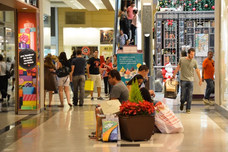 Compras nos shoppings as vésperas do Natal: temporada é conhecida pelo aumento de trabalhadores temporários (Valter Campanato/Arquivo/Agência Brasil)