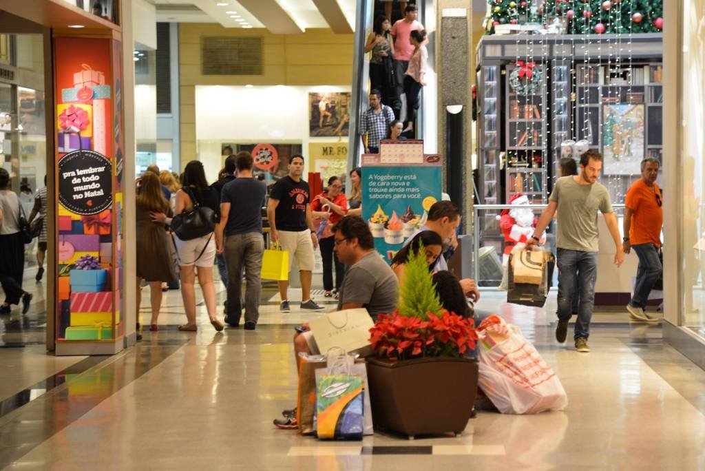 Compras nos shoppings as vésperas do Natal: temporada é conhecida pelo aumento de trabalhadores temporários (Valter Campanato/Arquivo/Agência Brasil)